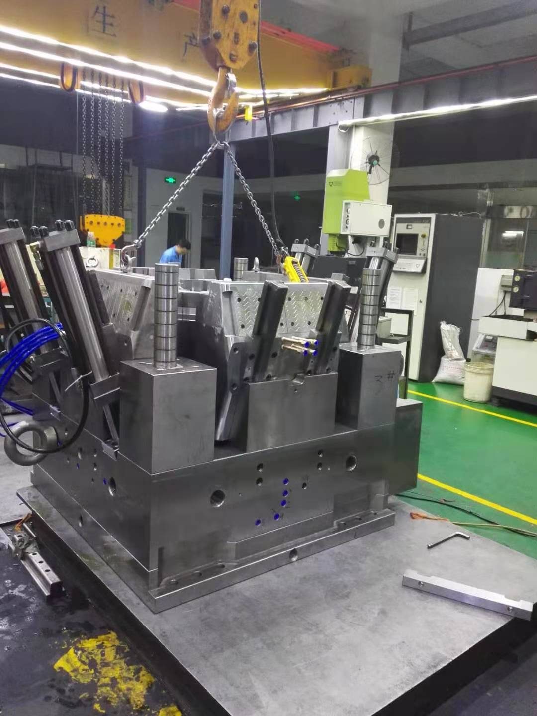 Mold manufacturing equipment